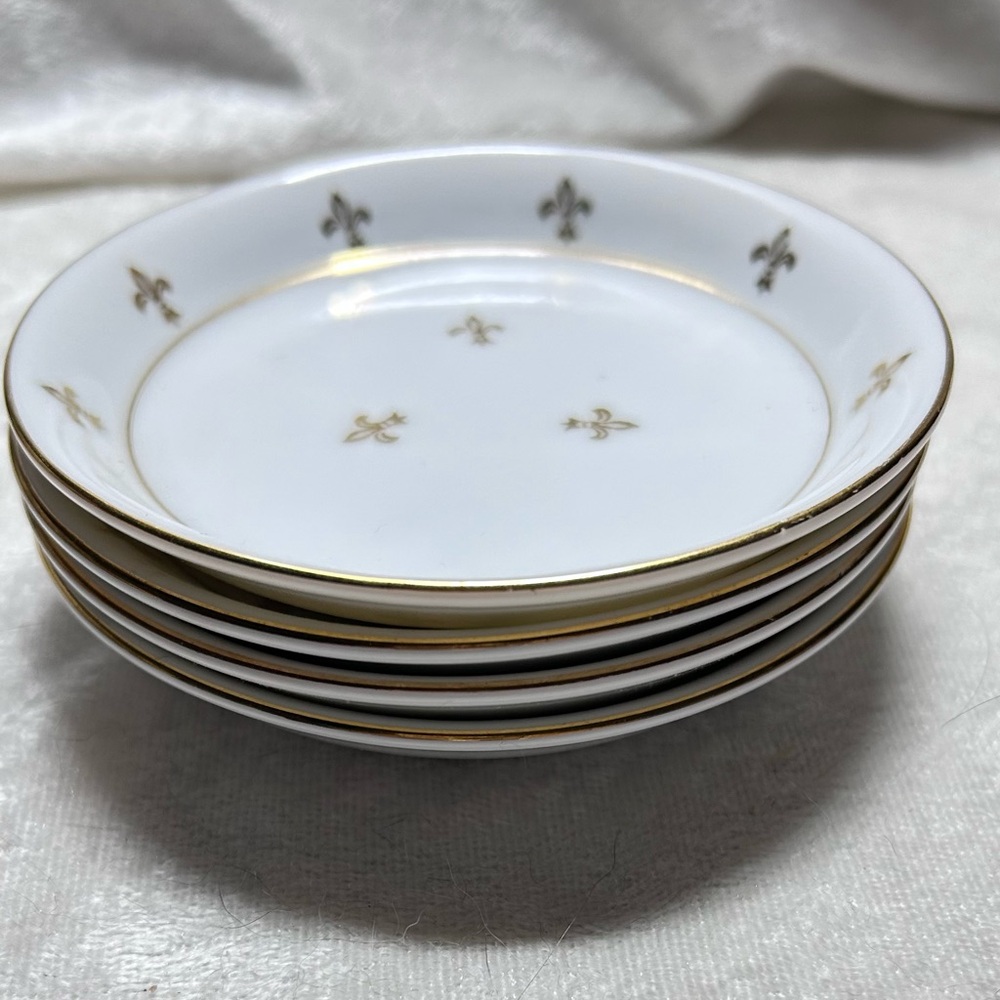 Vtg 4 Hand painted Andrea Sadek White Porcelain Dessert Plates Gold Fleur-de-Lis